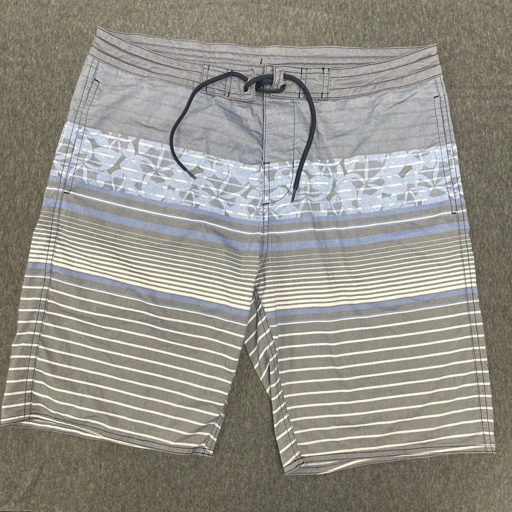 Roundtree & Yorke Swim Trunks Striped Board‎ Shorts Swimwear Blue Gray Size 34